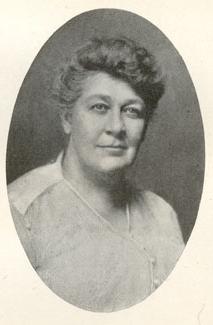 夫人. 爱丽丝R. Perrin was the Dean of Women.  The Perrin Residence Hall was named after her.