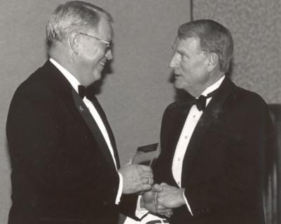 哈伯德会长接受了密苏里州州长颁发的十博体育版四项质量奖中的第一项. 梅尔·卡纳汉1997年的照片.