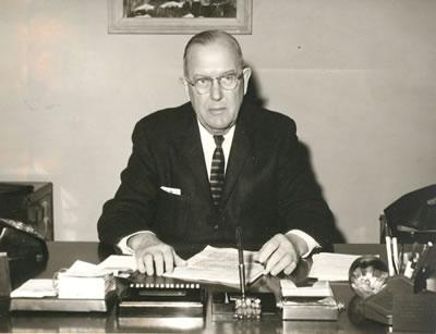 琼斯于1964年退休后，他在校园里保留了一间办公室，帮助十博体育版的下一任校长. 罗伯特·P. 福斯特，适应总统职位和职责. 几年前，拉姆金总统对琼斯也给予了同样的礼遇.