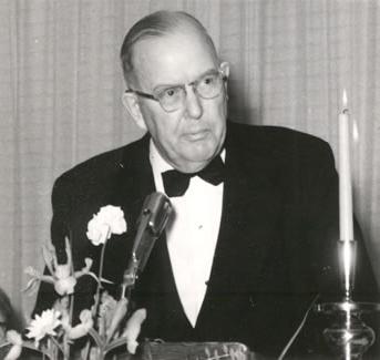 琼斯于1964年退休后，他在校园里保留了一间办公室，帮助十博体育版的下一任校长. 罗伯特·P. 福斯特，适应总统职位和职责. 几年前，拉姆金总统对琼斯也给予了同样的礼遇.