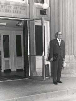 J.W. 琼斯在行政大楼的入口处
