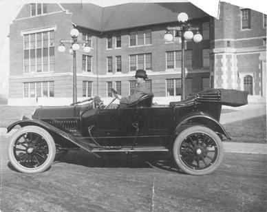这张照片拍摄于1915年左右, 理查森坐在行政大楼外的汽车里.
