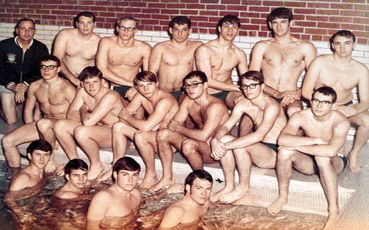 在20世纪60年代和70年代初，游泳是一项流行的运动.  特色是1969-1970年游泳队，由刘易斯·戴奇教练.