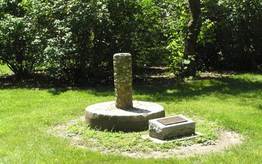 日晷是由J.R. 布林克于1928年进入西北州立师范学院.  布林克的女儿们在1964年修复了日晷.  “影子钟”位于冈特小径上冈特屋的北面.  它是由一种被称为“布尔斯通”的法国硅质岩石和诺达威县的鹅卵石制成的.  布赫斯通最初于1848年从法国运来，并在圣. 路易斯,莫.