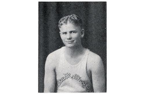 米尔纳是终极的熊猫, 1932年，他从后卫迅速晋升为篮球队队长.