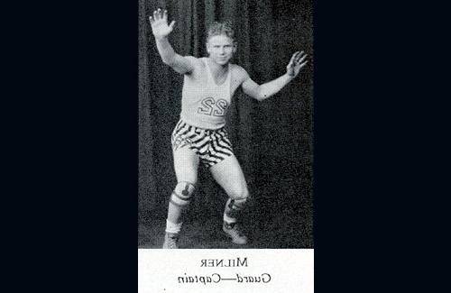 1931年，米尔纳穿着他的熊猫篮球服，在Tower年鉴上摆姿势拍照.