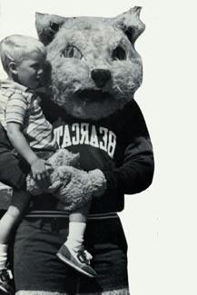 在20世纪80年代，鲍比的外表变得不那么毛茸茸和像泰迪熊了.  鲍比也开始穿运动服.