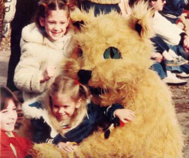 在1977年的返校节游行中，鲍比熊猫拥抱了一些孩子. 