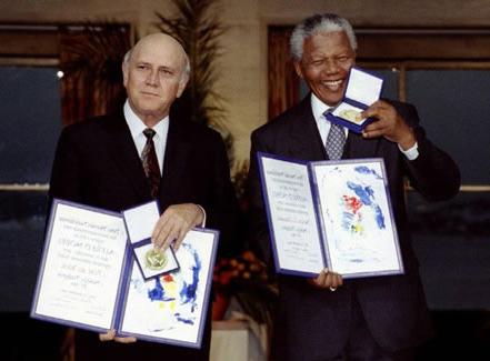 诺贝尔和平奖得主、南非前总统曼德拉.W. DeKlerk于10月11日访问了十博体育版. 2006年5月5日，作为十博体育版杰出讲座系列的一部分发表演讲.  德克勒克被认为结束了南非的种族隔离制度，释放了纳尔逊·曼德拉.  曼德拉还获得了诺贝尔和平奖，并在种族隔离制度解体后从政治犯升任南非总统.