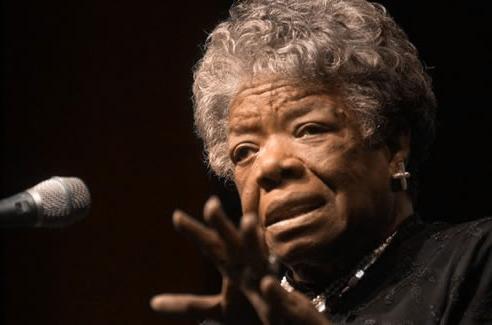 著名的诗人, 艺术家, 畅销书作家, 剧作家, 女演员, 民权活动家和历史学家, Maya Angelou, 12月访问西北. 4, 1995.  安杰洛在玛丽·林恩表演艺术中心(现在的罗恩·休斯顿表演艺术中心)向座上当当的观众发表了演讲，这是十博体育版杰出讲座系列的一部分.