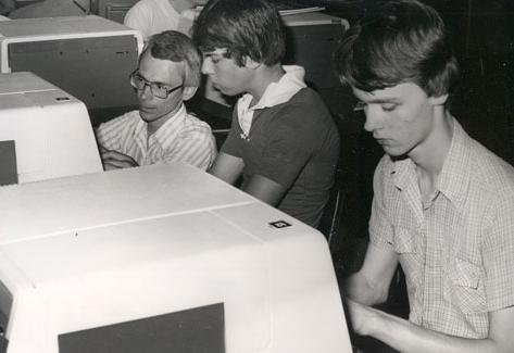 再加上计算机科学学位, 十博体育版吸引了对计算机和信息技术感兴趣的学生.  最早的编程课之一是由Dr. 加里·麦克唐纳. 麦当劳在他的课堂上帮助学生.