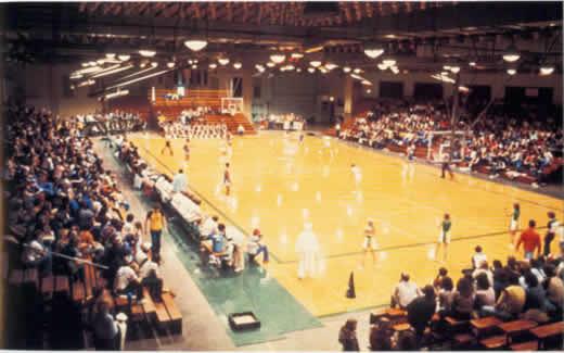 熊猫队的篮球总是吸引大批观众到兰金体育馆.  从1993年开始，熊猫篮球在熊猫体育馆举行.