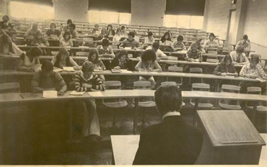学生们听教授博士讲课. 20世纪70年代，威廉·弗莱明(William Fleming)在戈登大厅的一间演讲厅里.