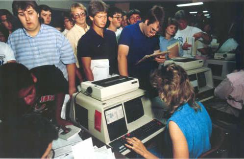 注册1987年秋季的课程仍然需要排很长的队, 但过去几十年的抽卡系统已经不复存在. 1991年，学生们开始了网上自我注册的过程.