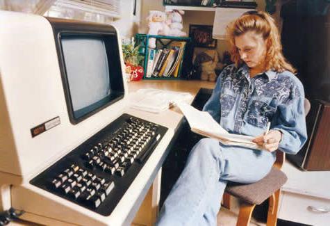 从1987年开始, 每个宿舍房间都配备了一个终端，连接到一个公共服务器，提供访问在线图书馆目录的权限, 文字处理和电子邮件.
